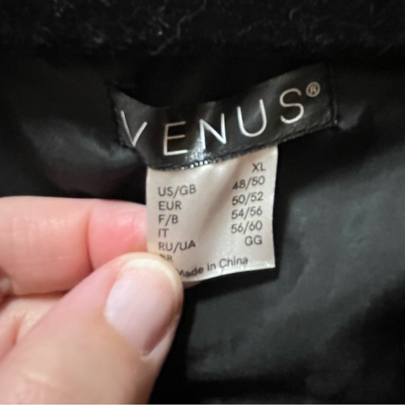 VENUS Black Quilted Vest with Zipper Closure and Hood - Picture 2 of 7